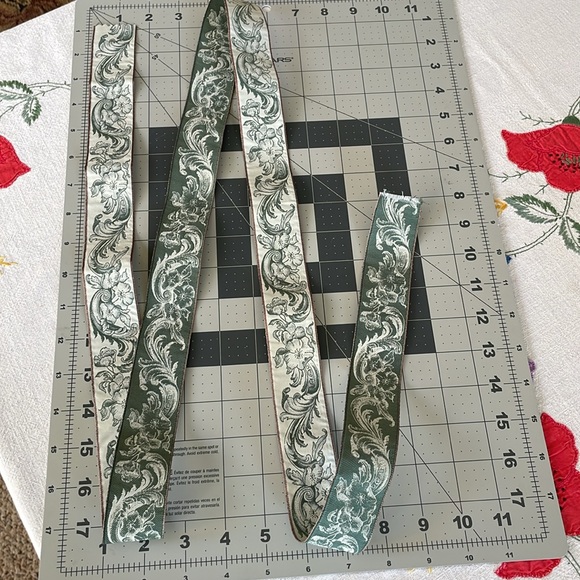 Very old tapestry/jacquard ribbon cream/ecru color w green floral motif, 1.5 yds - Picture 6 of 6